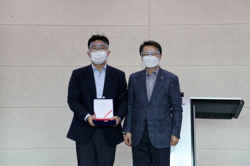 경복대학교 기획처 한승환 과장 경영학 박사학위 취득. 교직원일동 마음담은 축하패 전달
